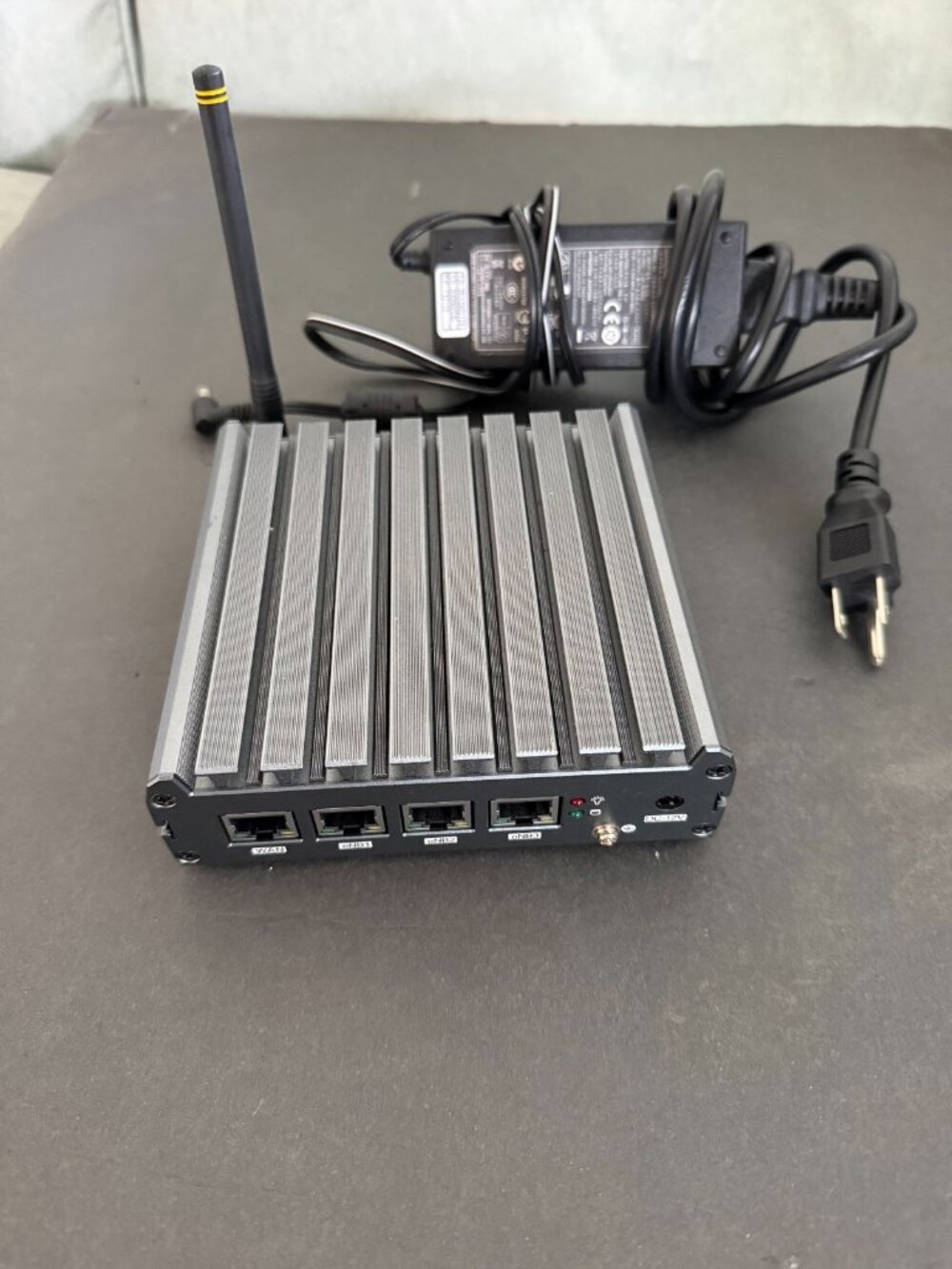 FreedomFi FFG-HL-4-64 5G Helium HNT Hotspot Miner with Power supply included